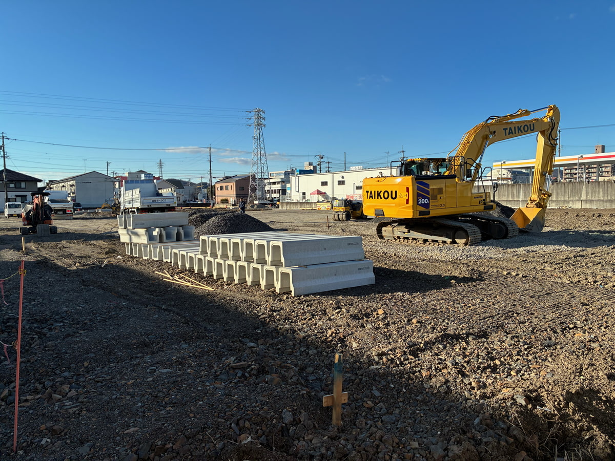 排水計画に基づくU字溝設備準備及び砕石敷設を行っています。