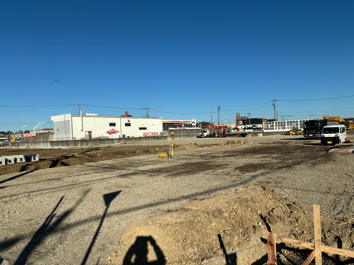 敷地全体の造成工事が進行中、基礎をしっかり固めています。