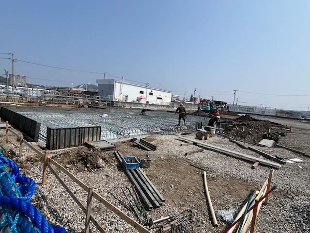 3月末、基礎工事（配筋・型枠設置）が急ピッチで進んでいます
