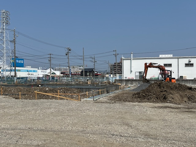 3月末、基礎工事（配筋・型枠設置）が急ピッチで進んでいます